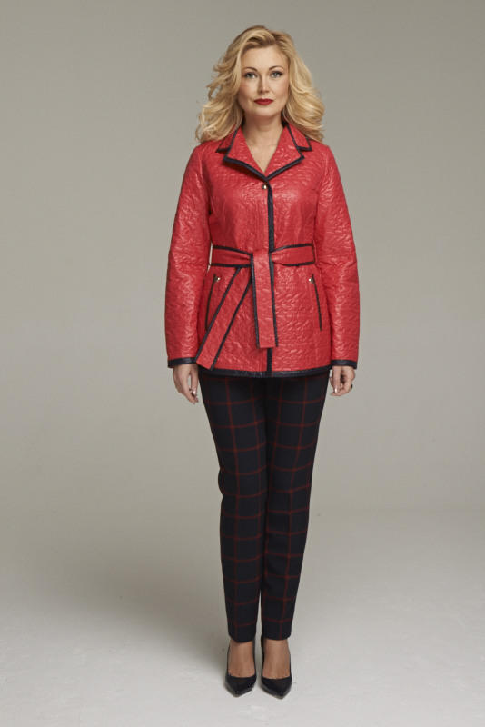 Жакет с контрастной окантовкой красного цвета